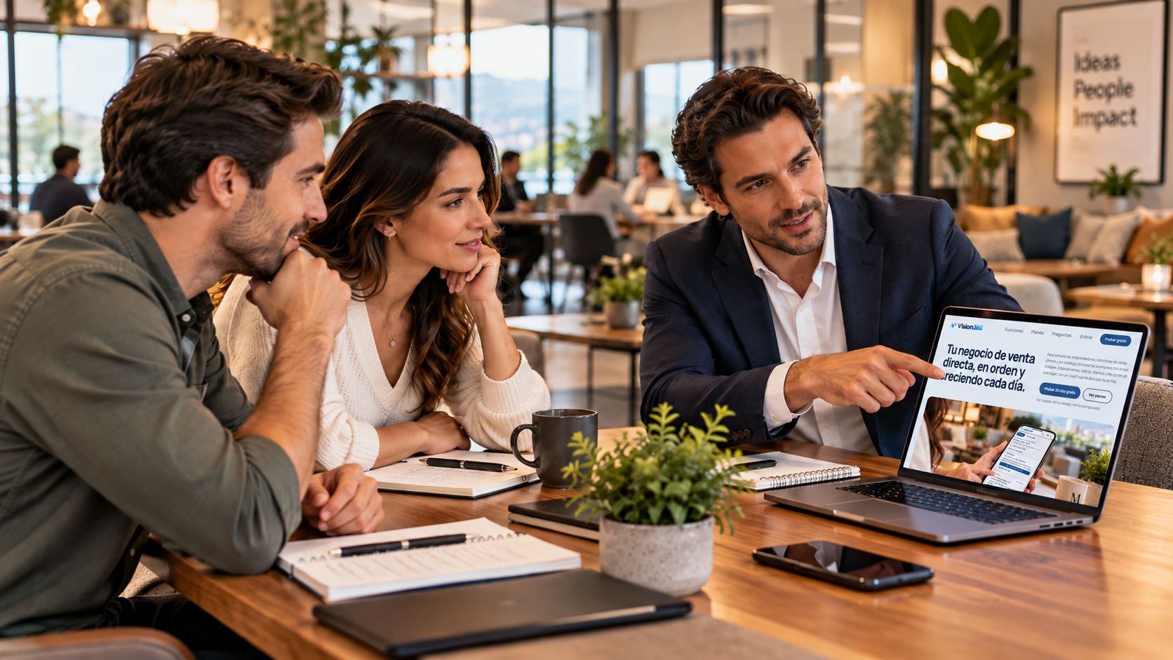 Reunión de trabajo en la que se presenta la página de Visión 360 en un portátil
